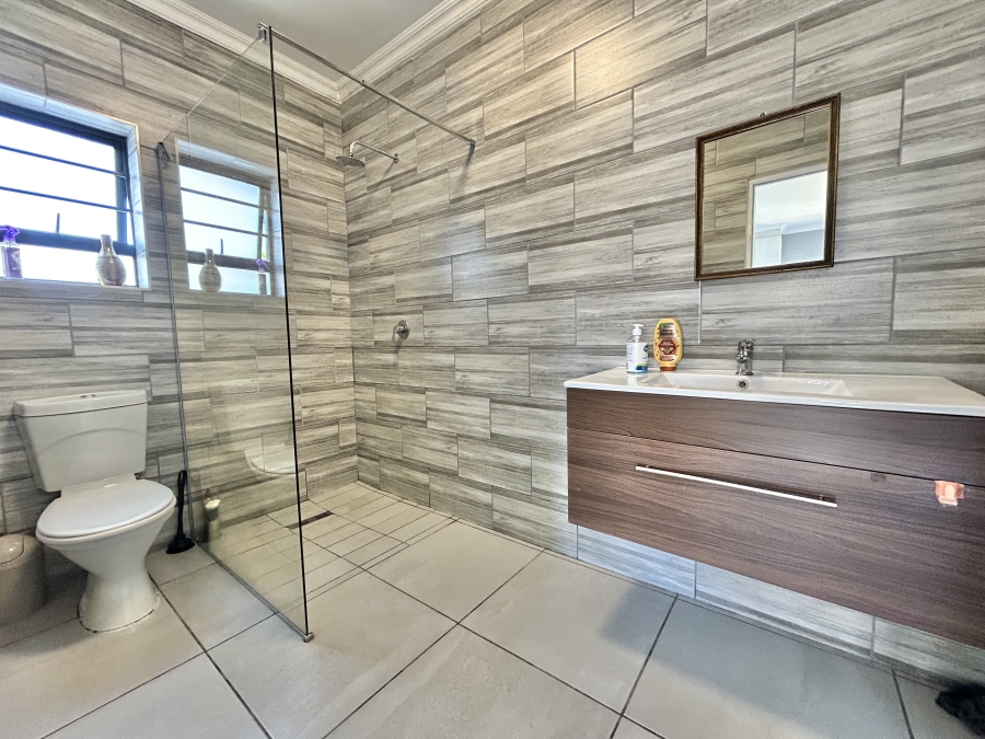 4 Bedroom Property for Sale in Wavecrest Eastern Cape